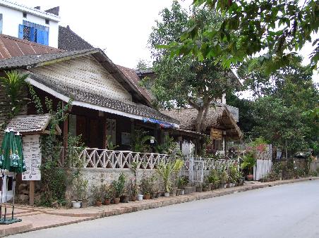 Haeuser am Fluss Nam Khan in Luang Prabang