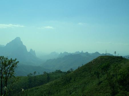 Aussicht auf dem Weg von Luang Prabang nach Vang Vieng (zwei Orte, von denen wir vor vier Wochen noch nicht einmal wussten, dass es sie gibt)