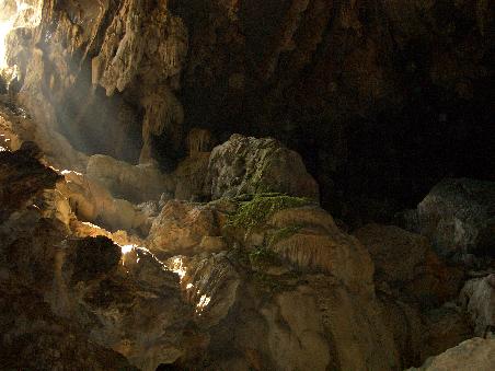 Der Hoehleneingang: Die Hoehle umfasst 200 Meter und schimmert gruenlich