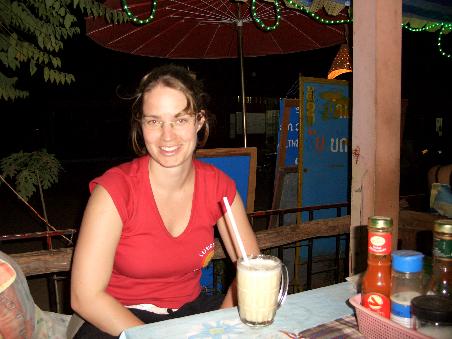 Hanni mit einem leckeren Bananen-Ananas Shake