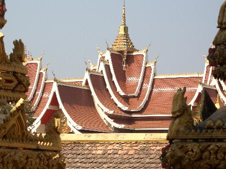 Das Dach des Ho Thammasapha, einer buddhistischen Versammlungshalle