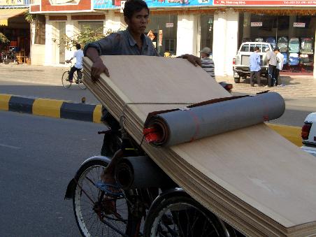 Transportiert wird hier alles mit Motorbikes oder Cyclo