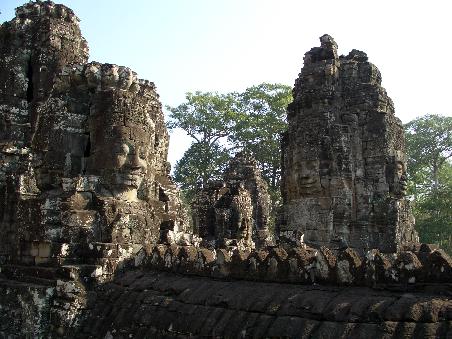Der Tempel Bayon besteht aus 54 Tuermen. An jedem Turm sind vier Gesichter, aber man weiss nicht genau, welche Bedeutung dahinter steckt.