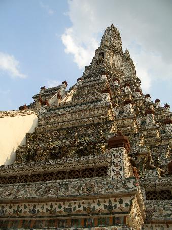 Der Wat Arun ist verziert mit vielen chinesischen Keramikstuecken.