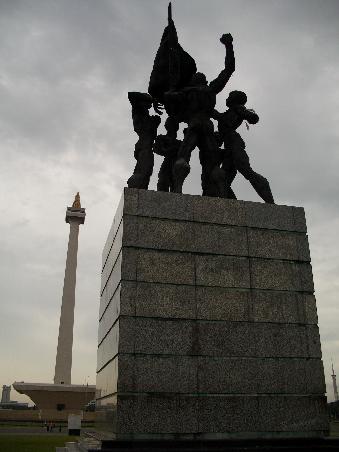 Das Wahrzeichen von Jakarta: Die Monas, der 137m hohe Turm im Hintergrund. Auf der Plattform ist eine Flamme aus reinem Gold.
Mit dem Aufzug kann man bis zur Plattform hochfahren.