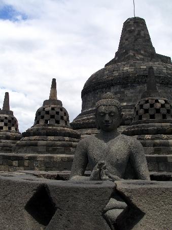 Borobudur wurde auf einen Huegel gebaut, wodurch er zwar zu besteigen ist aber nicht von innen besichtigt werden kann.