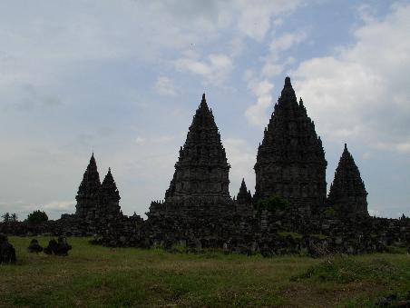 Die charakteristischen Turmspitzen von Prambanan