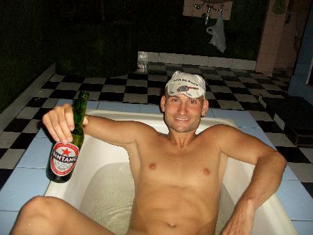 Daniel wartet in unserer Badewanne und mit einem gemuetlichen Bier, dass Nyepi endlich vorbei ist. Die huebsche Kappe ist uebrigens ein Leihgeschenk seines Bruders