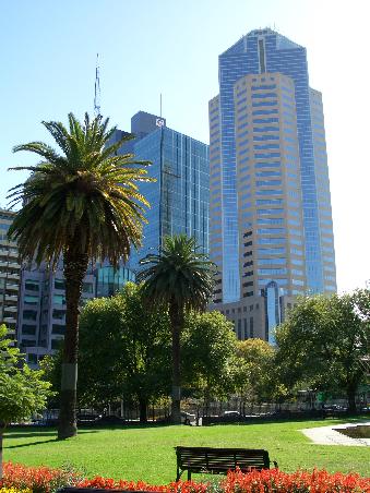 Blick von den Parliament Gardens auf Melbournes Hochhaeuser