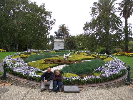 Lisa und Daniel vor der Blumenuhr - die uebrigens die exakte Zeit anzeigt.