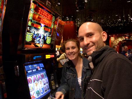 Das Crown Casino: Daniel hat gleich mal einen Dollar verspielt...