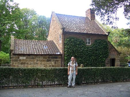 Daniel vorm Captain Cook Cottage