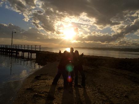 Romantischer Sonnenuntergang bei unserem 10 minuetigen Spaziergang durch Metung - laenger braucht man nicht, um das Dorf zu erforschen