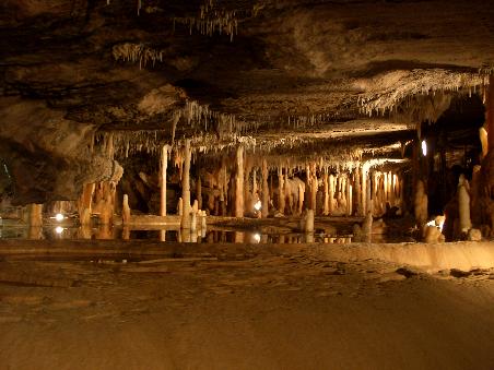 Hier floss einmal ein Fluss durch die Hoehle; je nachdem ob das Wasser langsam oder schnell floss, bildeten sich verschiedenfarbige Oberflaechen auf dem Gestein