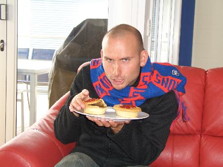 Daniel, der Melbournefan aus Solidaritaet mit den leckeren Meatpies.