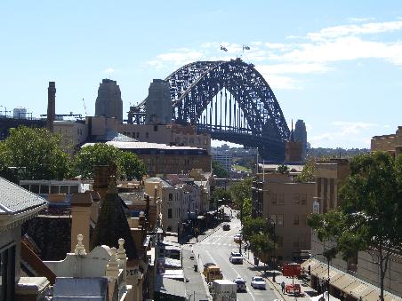 The Rocks mit der Sydney Harbour Bridge