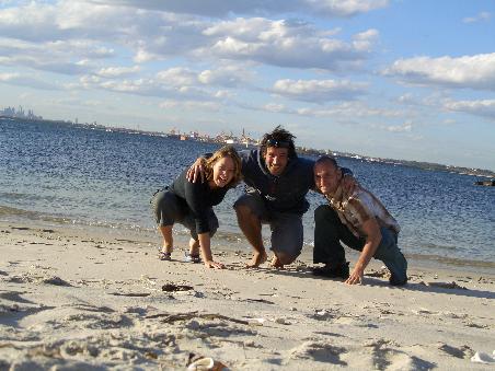 Wir drei mit der Skyline von Sydney (links) und dem Hafen im Hintergrund
