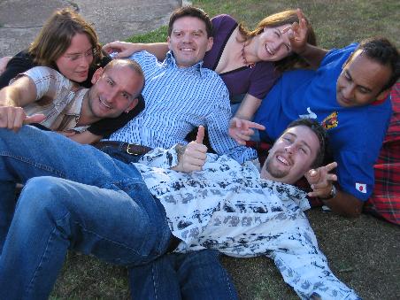 Hanni, Daniel, Sylvain, Karen, Adam und in der Mitte David. Eine lustige Runde