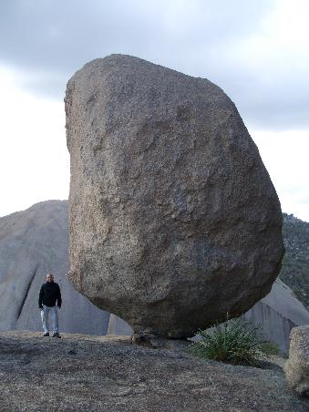 Der Balancing Rock - unglaublich, dass der Fels nicht ueber den Abgrund rollt