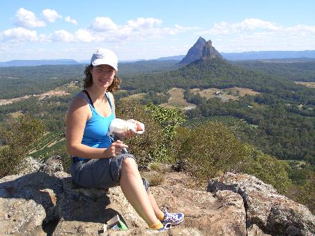 Hanni bei der Brotzeit mit dem Mount Beerwah und Coonowrin im Hintergrund