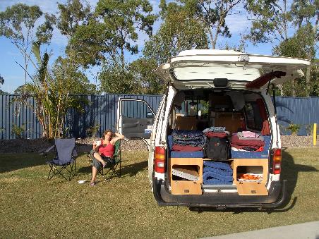Wir lassen uns die Sonnenstrahlen am Lazy Acres Caravanpark auf den Pelz brennen und durchlueften den ganzen Camper.