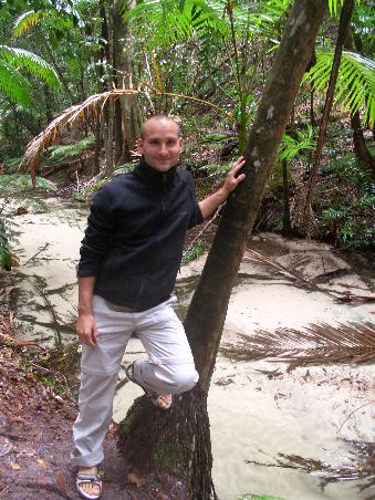 Daniel am Bach - wieder ist das Wasser so klar, dass man es auf dem Foto nicht sieht.