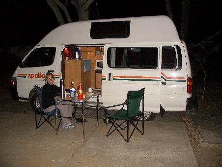 Leider haben wir noch keine Sturmlampe fuer draussen - daher werden wir in der Nacht von Muecken zerfressen, die das Licht im Camper als Einladung verstehen.