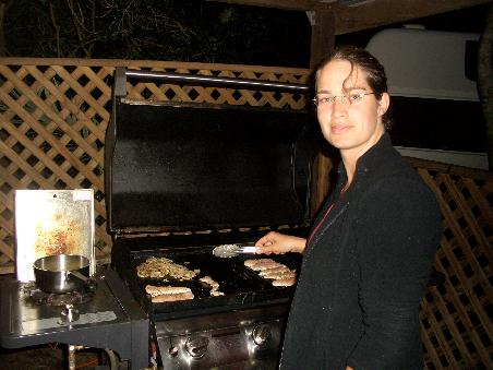 Als Staerkung gibts gegrilltes Huhn mit Erbsen, Zwiebeln und Brot.