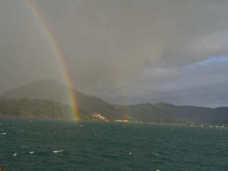Gleich in der ersten halben Stunde begruesst uns ein deftiger Regenguss und ein Regenbogen