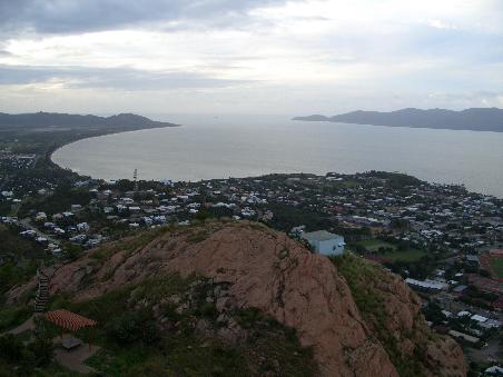 Townsville von oben mit Magnetic Island rechts hinten
