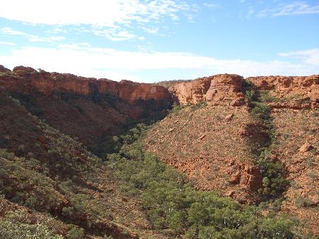 Der Kings Canyon hat eine Laenge von ueber einen Kilometer und ist 100 Meter hoch.