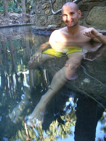 Daniel im Pool mit Fischlein am Bein