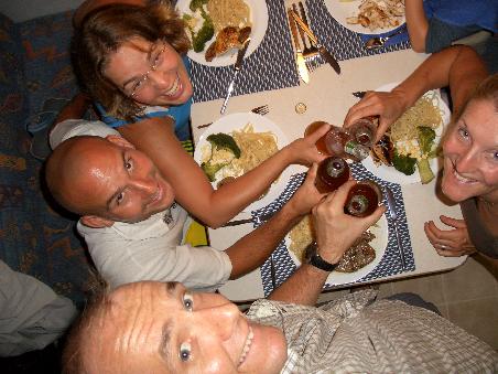 Beim gemeinsamen Abendessen im Schweizer Camper.