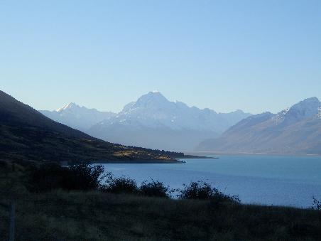 Der Berg in der Mitte ist der Mount Cook mit 3754 m Hoehe