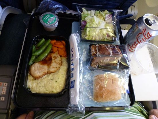 Unser überraschend schmackhaftes Essen in über 10.000 km Höhe:
Gut gewürztes Chicken mit Blumenkohl, Erbsen und Karotten, dazu Salat mit Balsamico-Vinaigrette, ein weiches Brötchen und einen kleinen Kuchen zum Nachtisch.