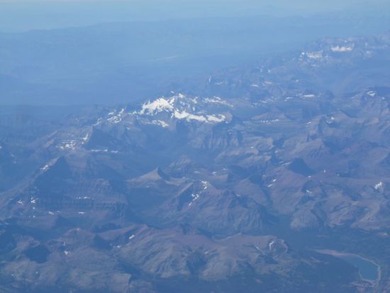 Die Rocky Mountains von oben - wir flogen eine ganze Weile darüber obwohl das Flugzeug knapp 1000 km Geschwindigkeit fliegt.
Diese Gebirgskette ist wirklich unvorstellbar groß.