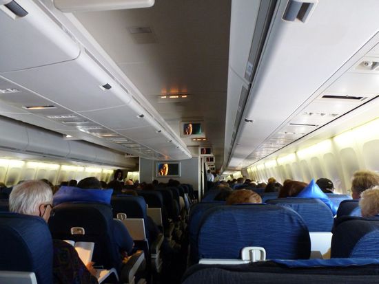 Von unserer Sitzposition im Flugzeug nach vorne fotografiert.
An Bord waren über 400 Menschen!