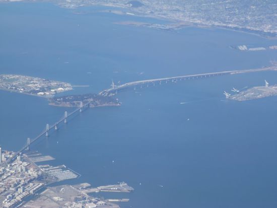 Endlich - San Francisco im Landeanflug!
Die Brücke ist die Oakland Bay Bridge - nicht die Golden Gate, die ist leider auf der anderen Seite und wir mussten schon angeschnallt sein.