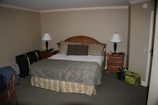 Unser geräumiges Zimmer mit Kingsize Bett und unglaublich dicker Matraze, amerikanische Gemütlichkeit, so haben wir uns das gewünscht.