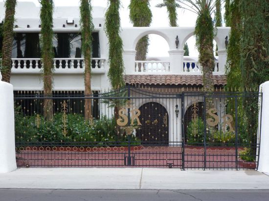 Das bekannte Eingangstor, hat man ja schon oft im Fernsehen gesehen.