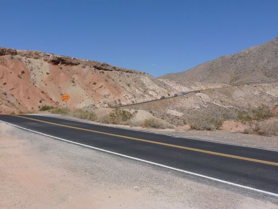 Wir gehen danach kurz bei Subways frühstücken, nehmen einen Kaffee to Go mit und dann geht es endlich raus aus der Stadt.
Schon wenige Minuten nach der Metropole Las Vegas sieht die Umgebung so aus.