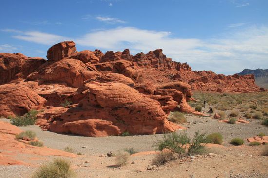 Im Park wechselt das Farbspiel sofort von karger, farbloser Wüste auf feuerrote, wunderschöne Steine in allen Variationen.
Wir können uns kaum sattsehen und geraten in einen wahren Fotorausch.