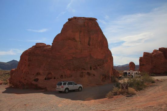 Bernhard macht noch ein paar Fotos im Park, ich bleibe jetzt aber erstmal im Auto sitzen das im Schatten geparkt ist.