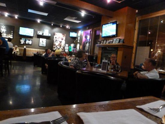 In unserem Hotel ist die Jack`s Sportsbar.
Dort essen wir gemütlich zu Abend und Bernhard trinkt zwei dunkle Draft Beer.
Ringsum laufen Fernseher mit amerikanischem Sport.
Es ist toll hier.