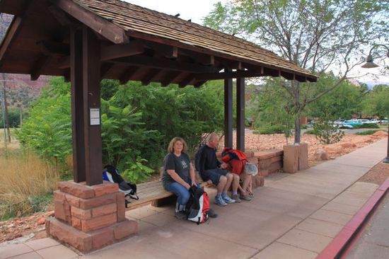 Wir schaffen es tatsächlich um 6 Uhr aufzustehen.
Direkt nach dem Frühstücksbuffet schlendern wir zur Haltestelle des Shuttle Busses direkt vor dem Hotel.