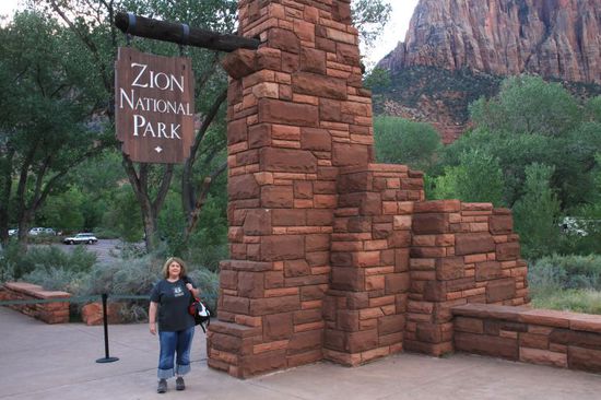 Nach kurzer Fahrt erreichen wir den Eingang des Nationalparks.
Hier darf man nicht mit dem Auto fahren, zu den einzelnen View Points und Wandertrails steigt man um in die Shuttle Busse die im inneren des Zion Parks fahren.