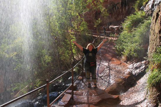 So eine Naturdusche tut gut in der warmen Sonne.
