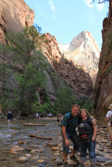 Nach einiger Zeit sind wir am Ende des Riverside Walk angekommen.
Hier geht es nur noch durch das Wasser weiter und einige Menschen tun das auch.
Man kann sich dafür extra Schuhe und Stöcke am Eingang des Parks leihen.
Da wir aber nicht soviel Zeit haben, das Wasser eiskalt ist und nach kurzer Wanderung Brusttiefe erreicht wollen wir lieber darauf verzichten und kehren nach reicher Fotoausbeute um und laufen zurück.
Wir wollen ja heute noch zum Bryce Canyon weiterfahren.
