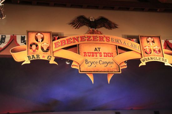 Die Fahrt von Springdale bis zum Bryce Canyon ist schnell erledigt.
Das Hotel ist etwas schwerer zu finden, wir irren über eine Stunde durch die Gegend und jeder schickt uns woanders hin.
Auch unser Navi kennt das Hotel nicht - na toll!
Aber endlich finden wir es, jetzt sind wir aber ganz schön geschafft.
Beim Check In im Hotel wird uns eine Cowboy Diner empfohlen das am gleichen Abend stattfindet.
Mit Live Music einer Cowboy-Country-Band.
Da machen wir doch mit!
Wir sind pünktlich um 19 Uhr dort und werden ganz in der Nähe der Bühne platziert.
Mit uns am Tisch sitzt ein nettes amerikanisches Ehepaar mit dem wir uns sehr nett unterhalten.
Mein englisch wird gelobt, das macht mich stolz.
Dabei muss ich im Kopf oft ganz schön nach Worten wühlen, aber scheinbar kommt wenigstens was dabei raus das verstanden wird.