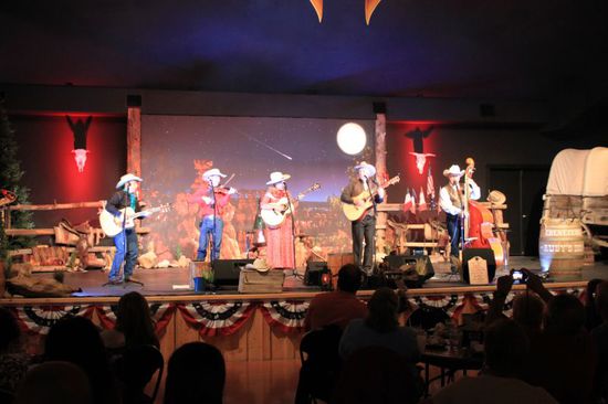 Die Cowboy-Band ist wirklich cool und auf der Bühne geht es ganz schön ab.
Wir lernen "Yiiihaaa" und "Howdy" zu rufen und wir haben mal wieder eine ganze Menge Spass.
Zu essen gibt es Steak, Bohnen, Ofenkartoffeln und Salat.
Hinterher noch Kaffee und einen kleinen Kuchen.